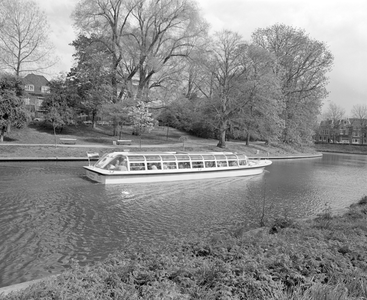 884872 Afbeelding van de rondvaartbouw 'Karel Schuttevaer' van Rederij Schuttevaer, op de Stadsbuitengracht ter hoogte ...
